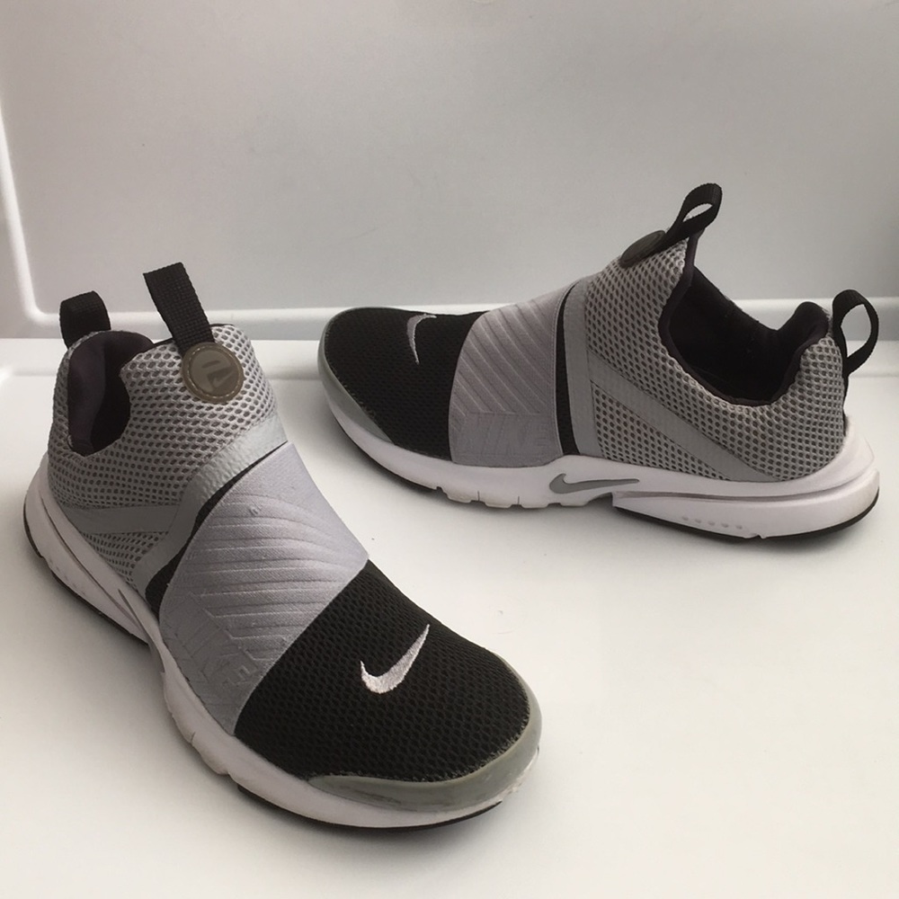 Nike sock structure knitted slip ons sneakers
